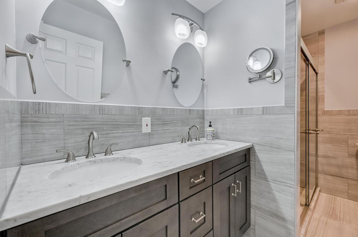 Bathroom, Dual Sink Vanities, Interior