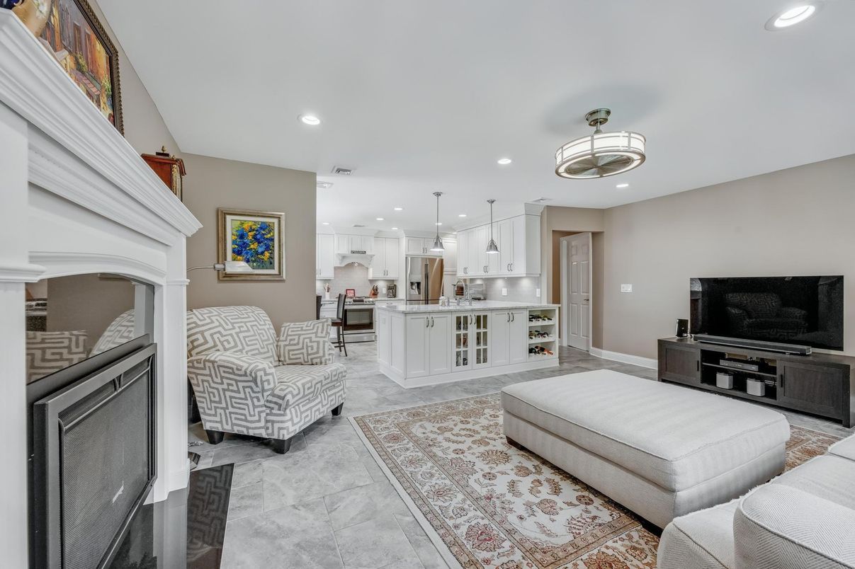Interior, Kitchen, Living room, Pendant Lights, Recessed Lighting, Stainless Steel Appliances