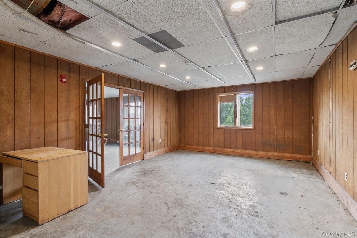 Empty room, Interior, Recessed Lighting, Wooden Walls