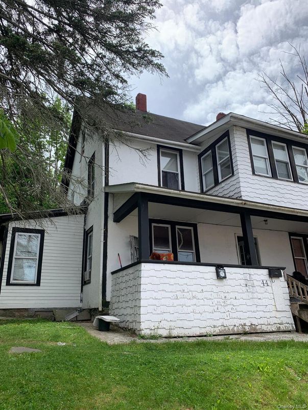Exterior, Facade, American Foursquare