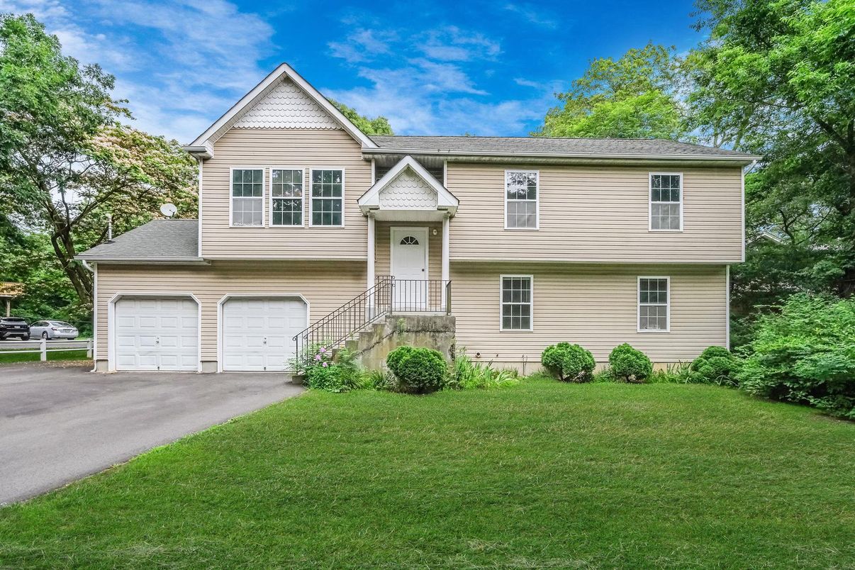 Attached, Exterior, Facade, Raised Ranch