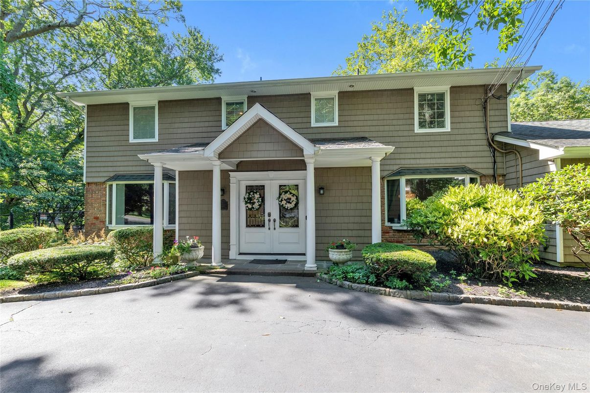 Exterior, Facade, Raised Ranch