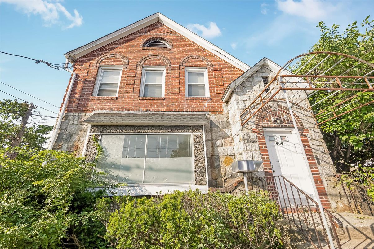 Exterior, Facade, Brick Facade, Brick Traditional