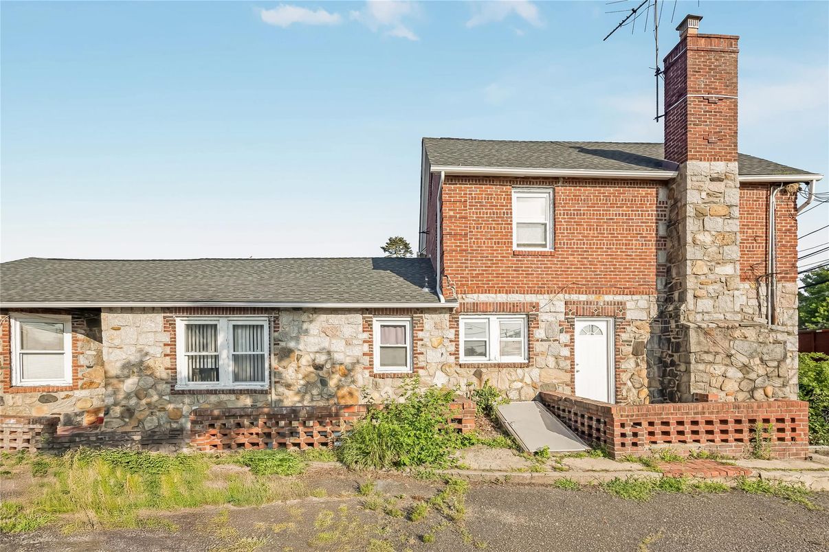 Exterior, Facade, Brick Facade, Cape Cod