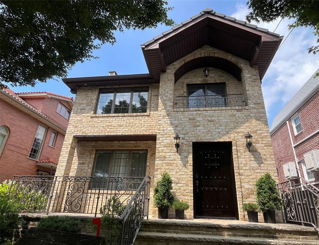 Exterior, Facade, Brick Facade, Rowhouse