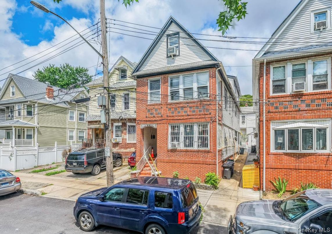 Exterior, Facade, Brick Facade, Rowhouse