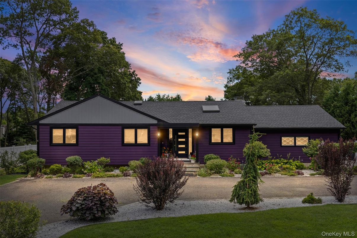 Exterior, Facade, Split Level