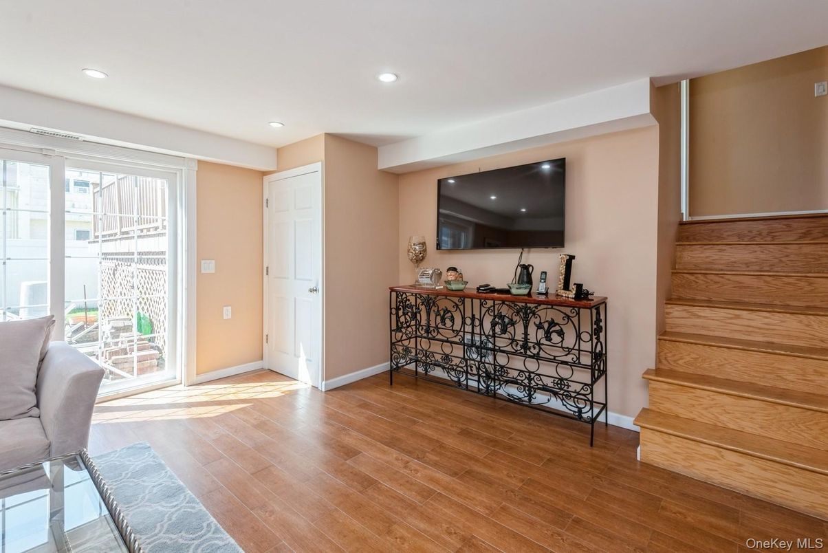Interior, Recessed Lighting, Wood Texture Flooring
