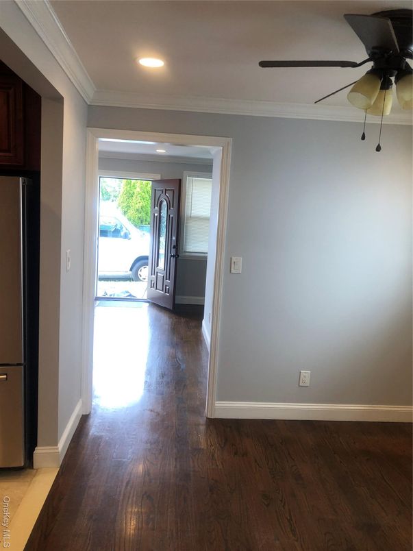 Interior, Recessed Lighting, Washer, Wood Texture Flooring