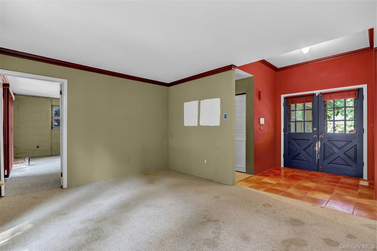 Empty room, Interior