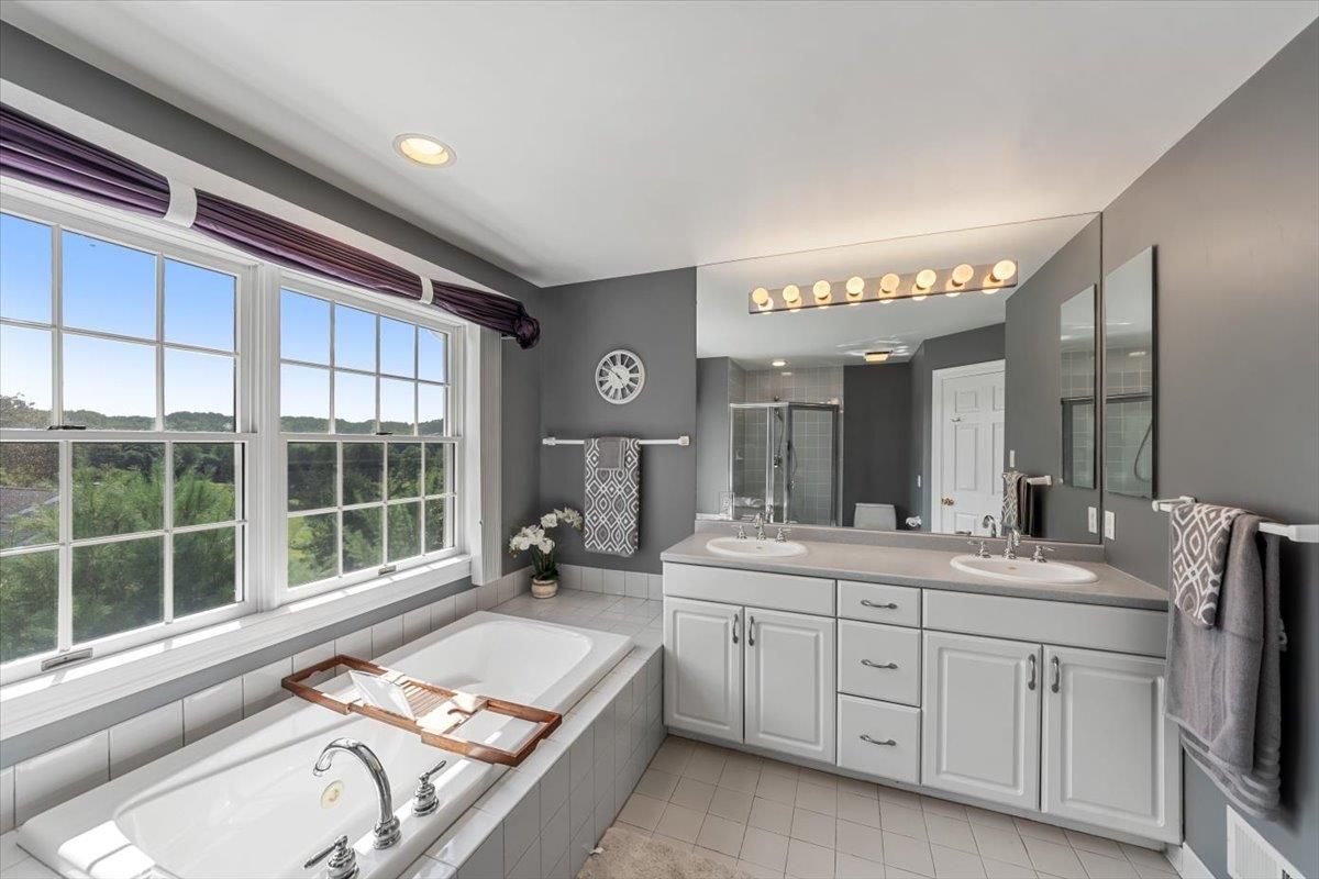 Bathroom, Dual Sink Vanities, Interior, Recessed Lighting