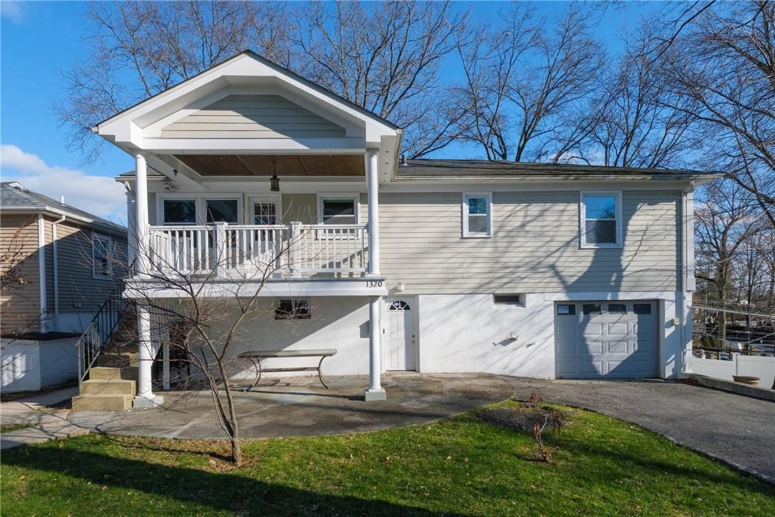 Attached, Exterior, Facade, Split Level