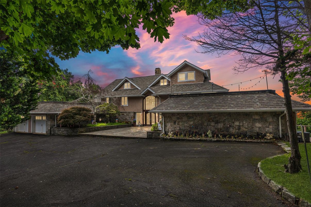Attached, Backyard, Exterior, Facade, Queen Anne Victorian