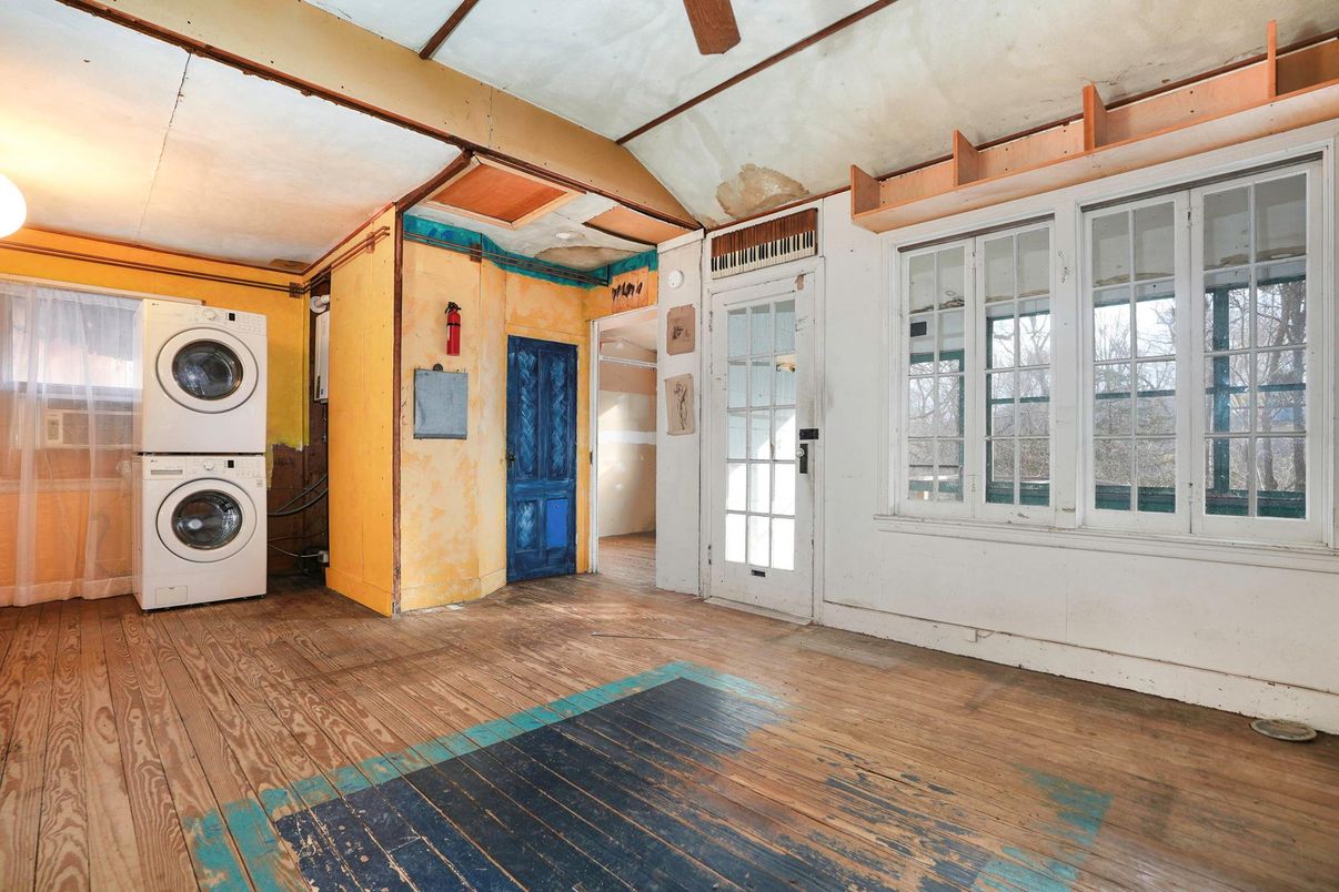 Interior, Utility Closets, Washer, Wood Texture Flooring