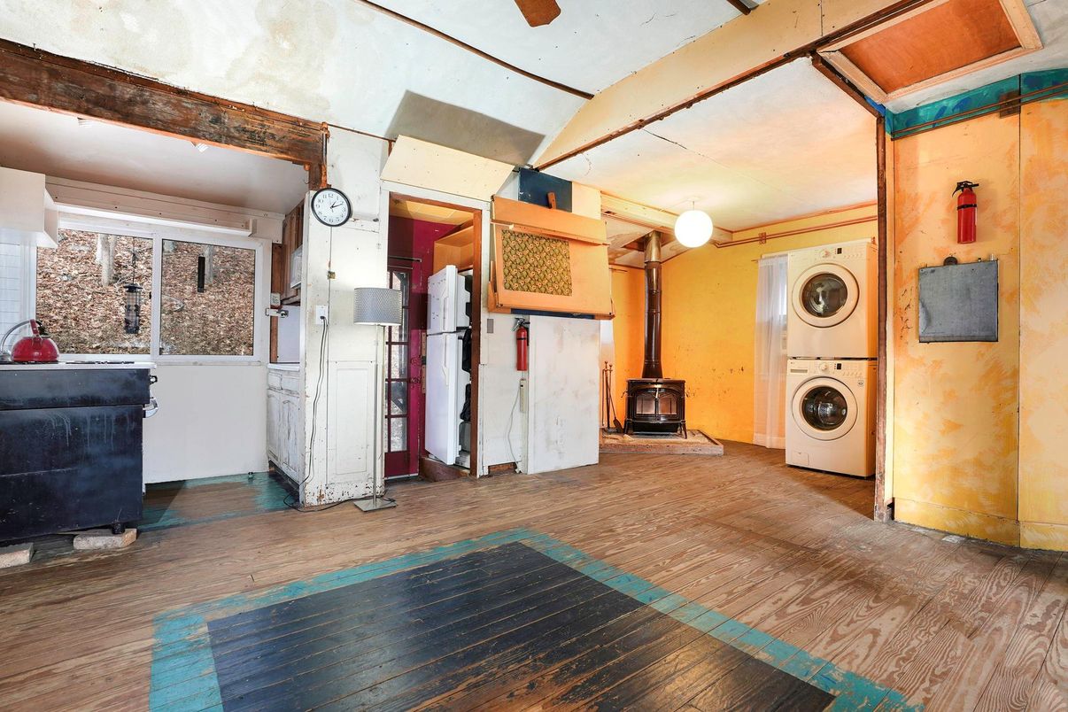 Interior, Utility Closets, Washer, Wood Texture Flooring