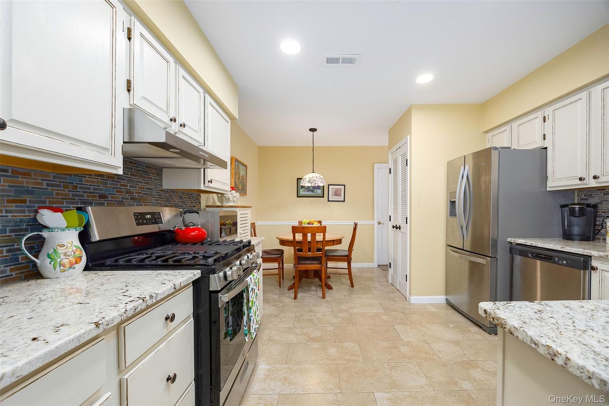 Dining room, Interior, Kitchen, Pendant Lights, Recessed Lighting, Stainless Steel Appliances