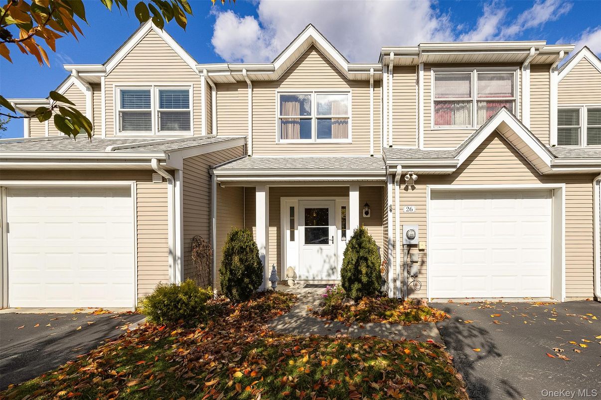 Attached, Exterior, Facade, Rowhouse