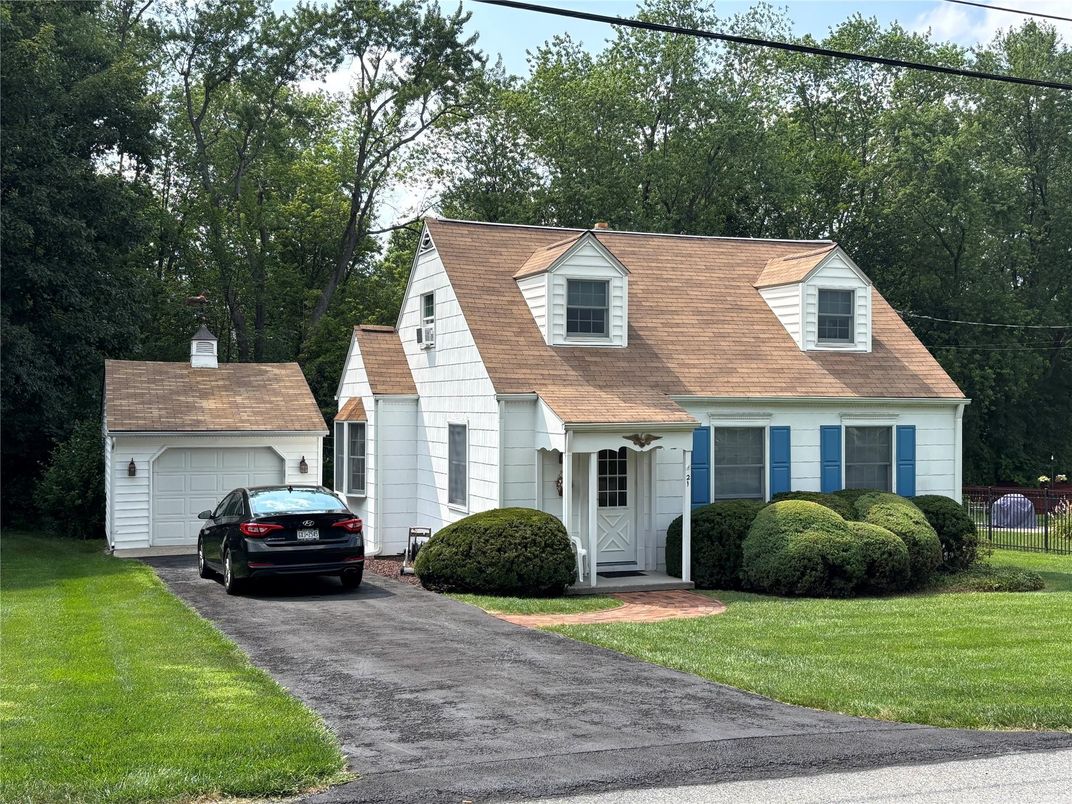 Attached, Exterior, Facade, Cape Cod