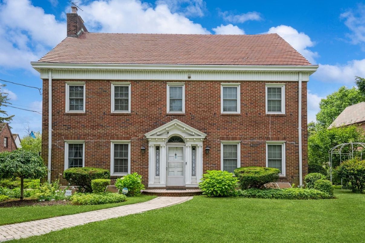 Exterior, Facade, Brick Facade, Georgian