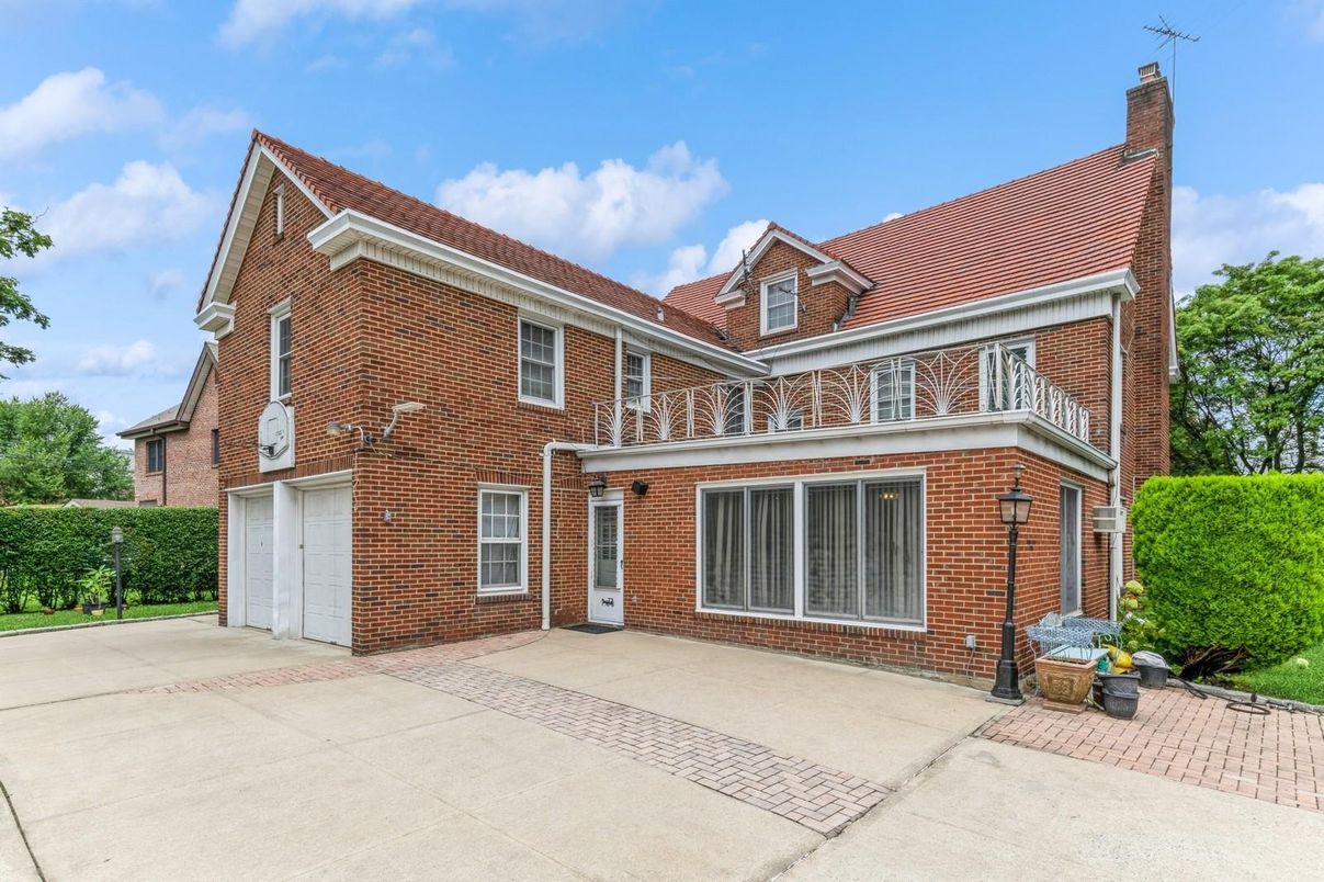 Attached, Exterior, Facade, Brick Facade, Georgian