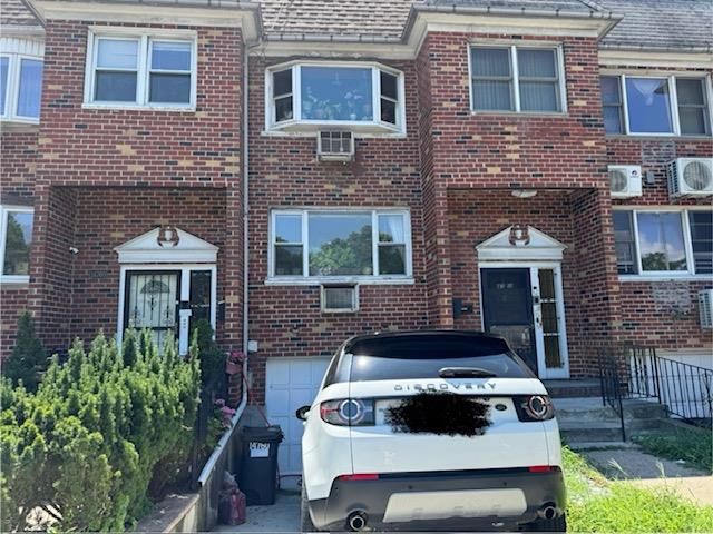 Exterior, Facade, Brick Facade, Rowhouse