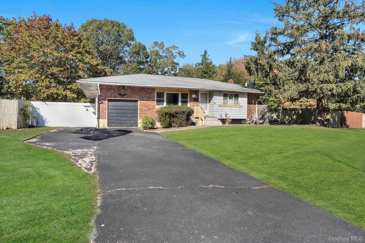 Attached, Exterior, Facade, Brick Facade, Ranch