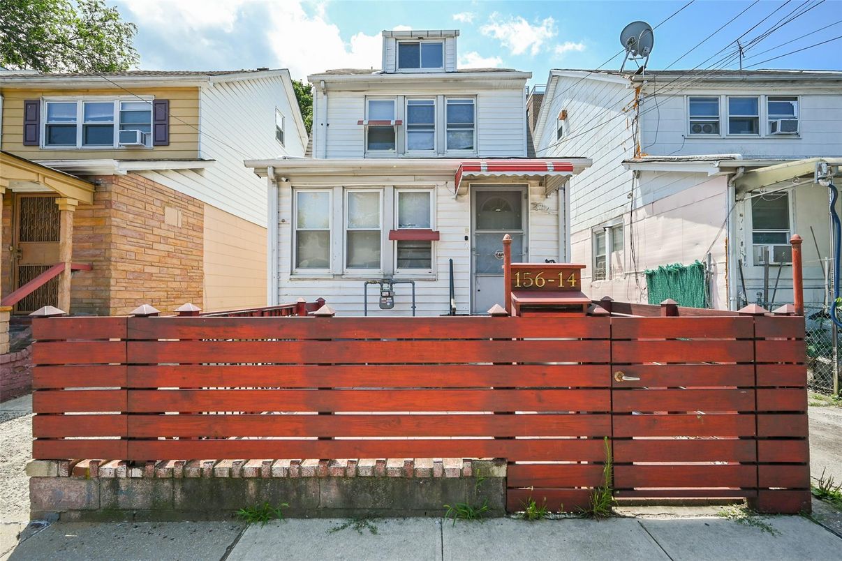Exterior, Facade, Rowhouse