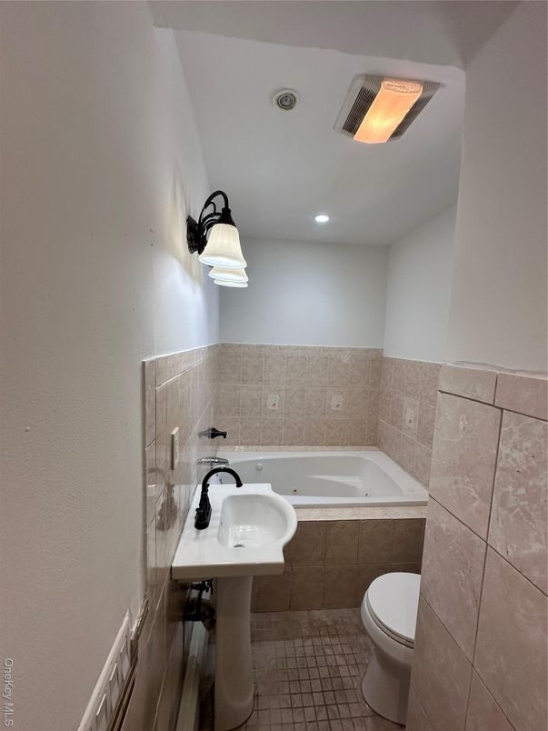 Bathroom, Interior, Recessed Lighting
