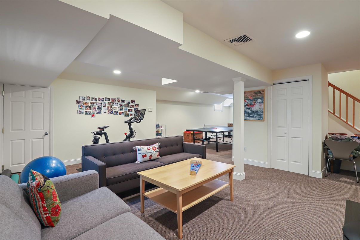 Fitness Equipment, Game Room, Interior, Living room, Recessed Lighting