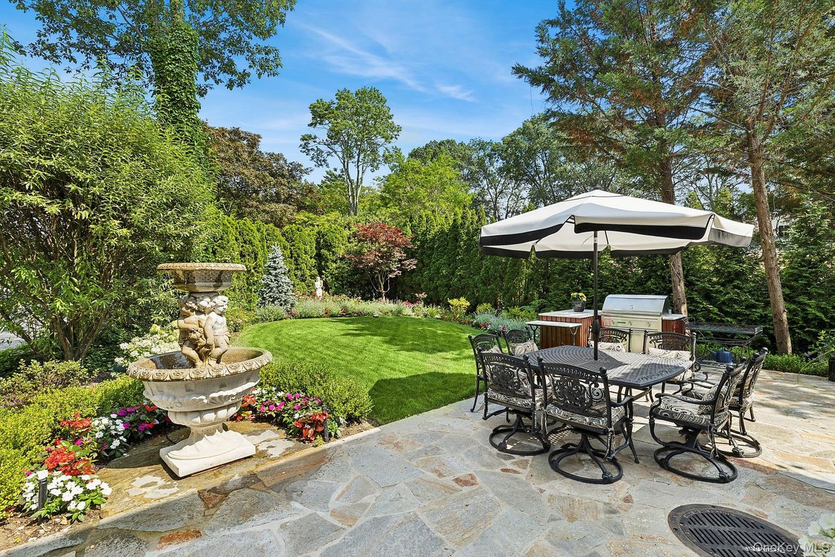 Backyard, Exterior, Outdoor Kitchen