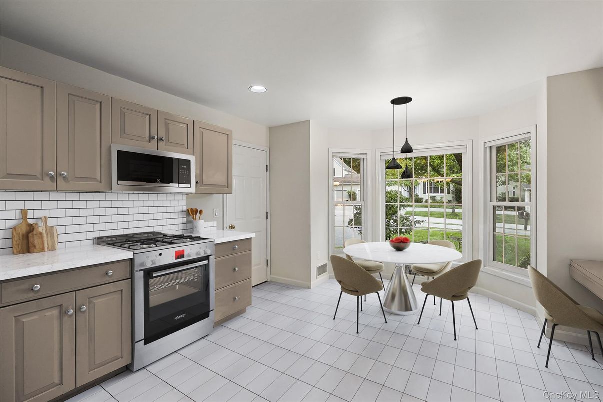 Dining room, Interior, Kitchen, Pendant Lights, Recessed Lighting, Stainless Steel Appliances