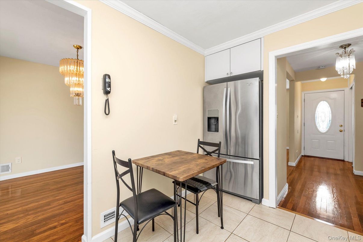 Chandelier, Dining room, Interior, Kitchen, Stainless Steel Appliances, Wood Texture Flooring