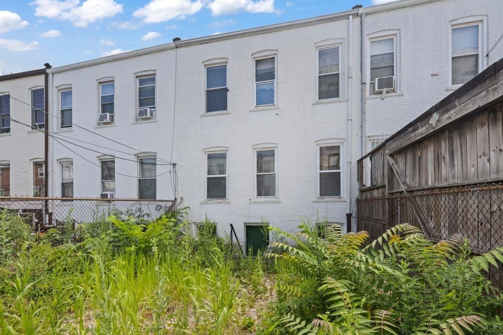 Exterior, Facade, Rowhouse