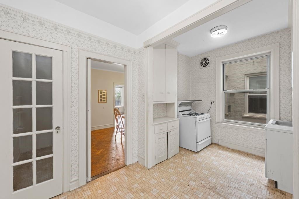 Interior, Washer, Wood Texture Flooring