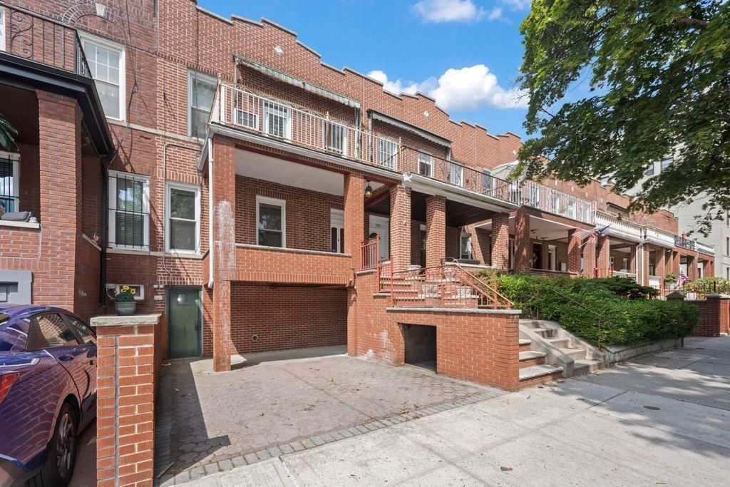 Attached, Exterior, Facade, Brick Facade, Rowhouse