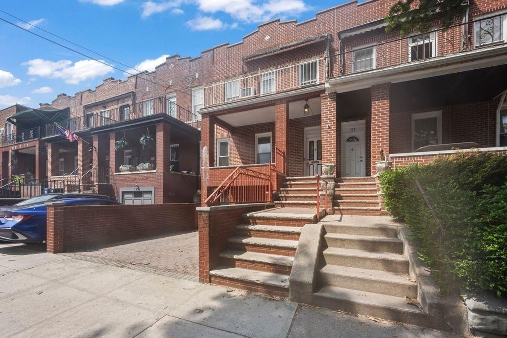 Exterior, Facade, Brick Facade, Rowhouse