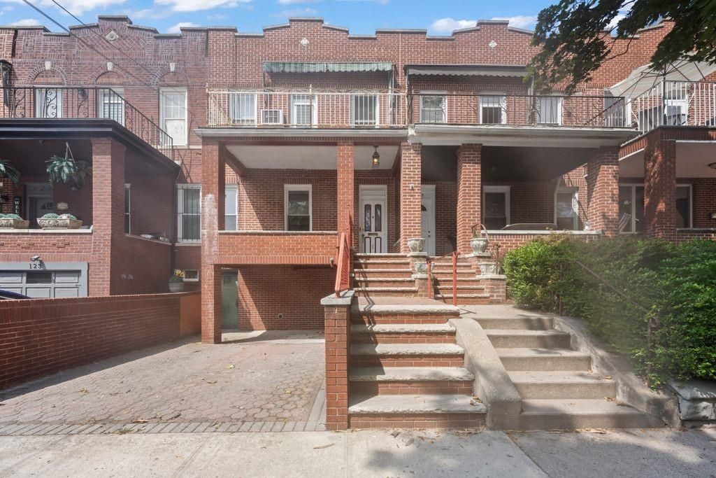 Exterior, Facade, Brick Facade, Rowhouse