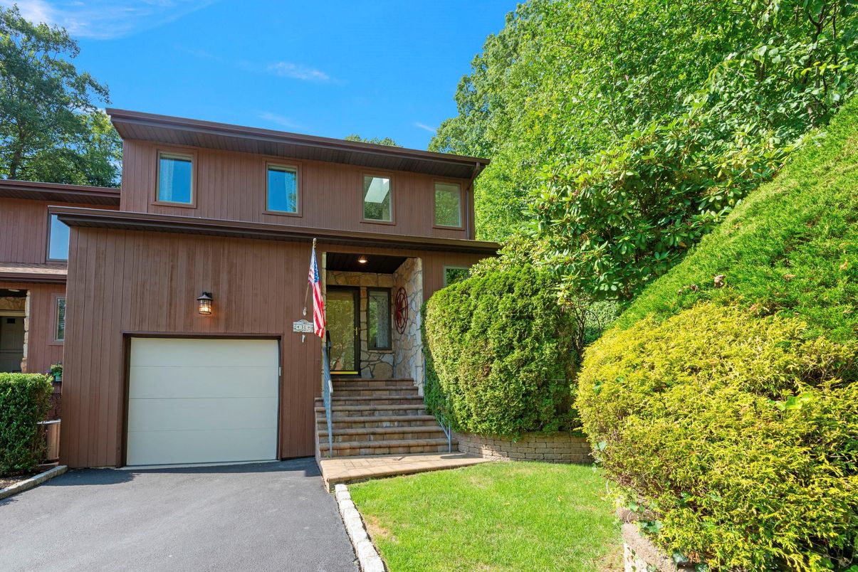 Attached, Exterior, Facade, Modern