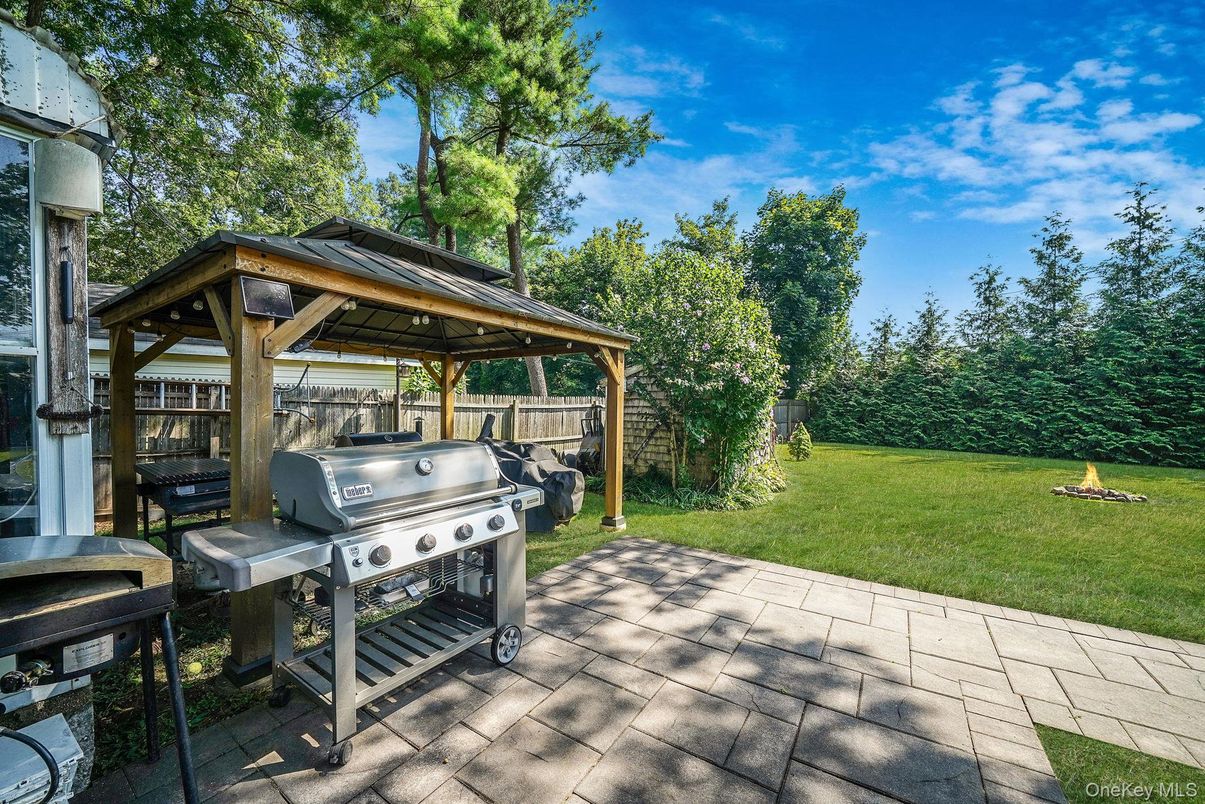 Backyard, Exterior, Outdoor Kitchen