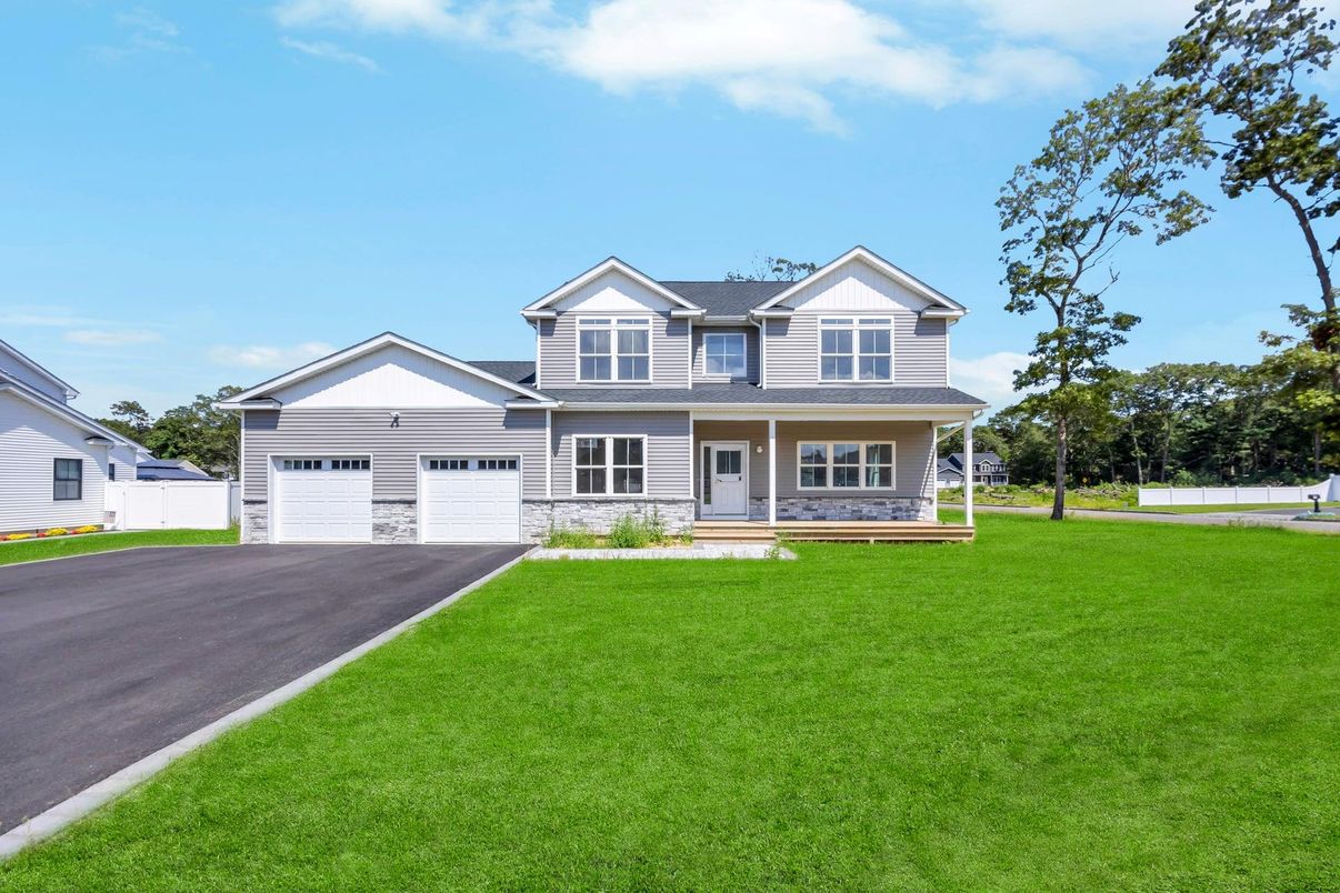 Attached, Exterior, Facade, Farmhouse