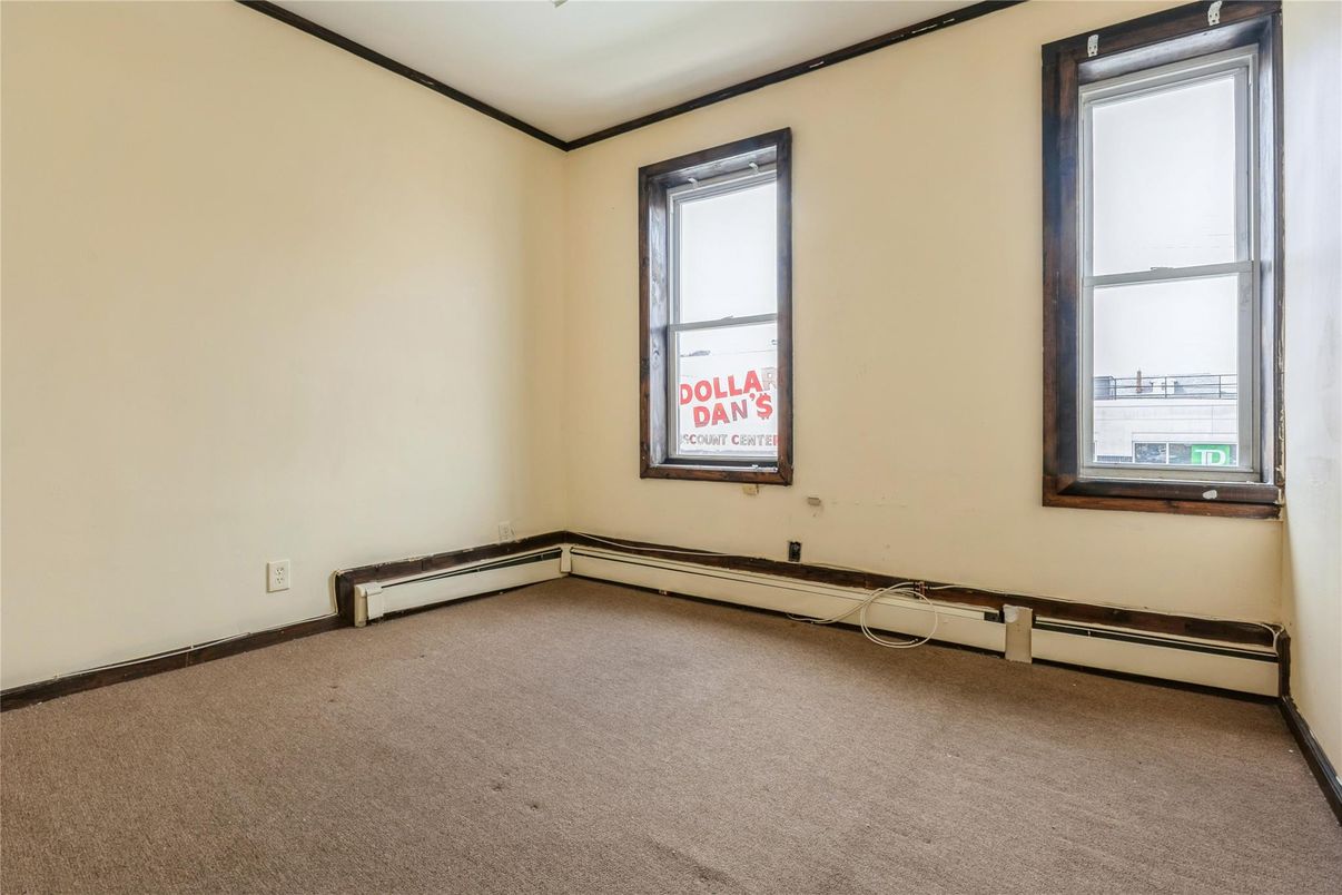 Empty room, Interior