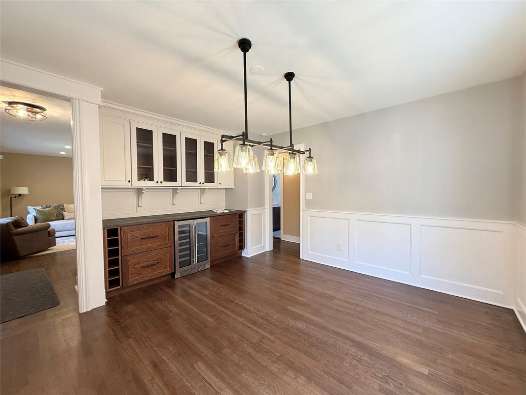 Interior, Pendant Lights, Wood Texture Flooring