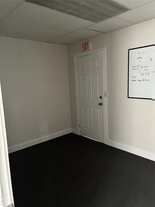 Empty room, Interior
