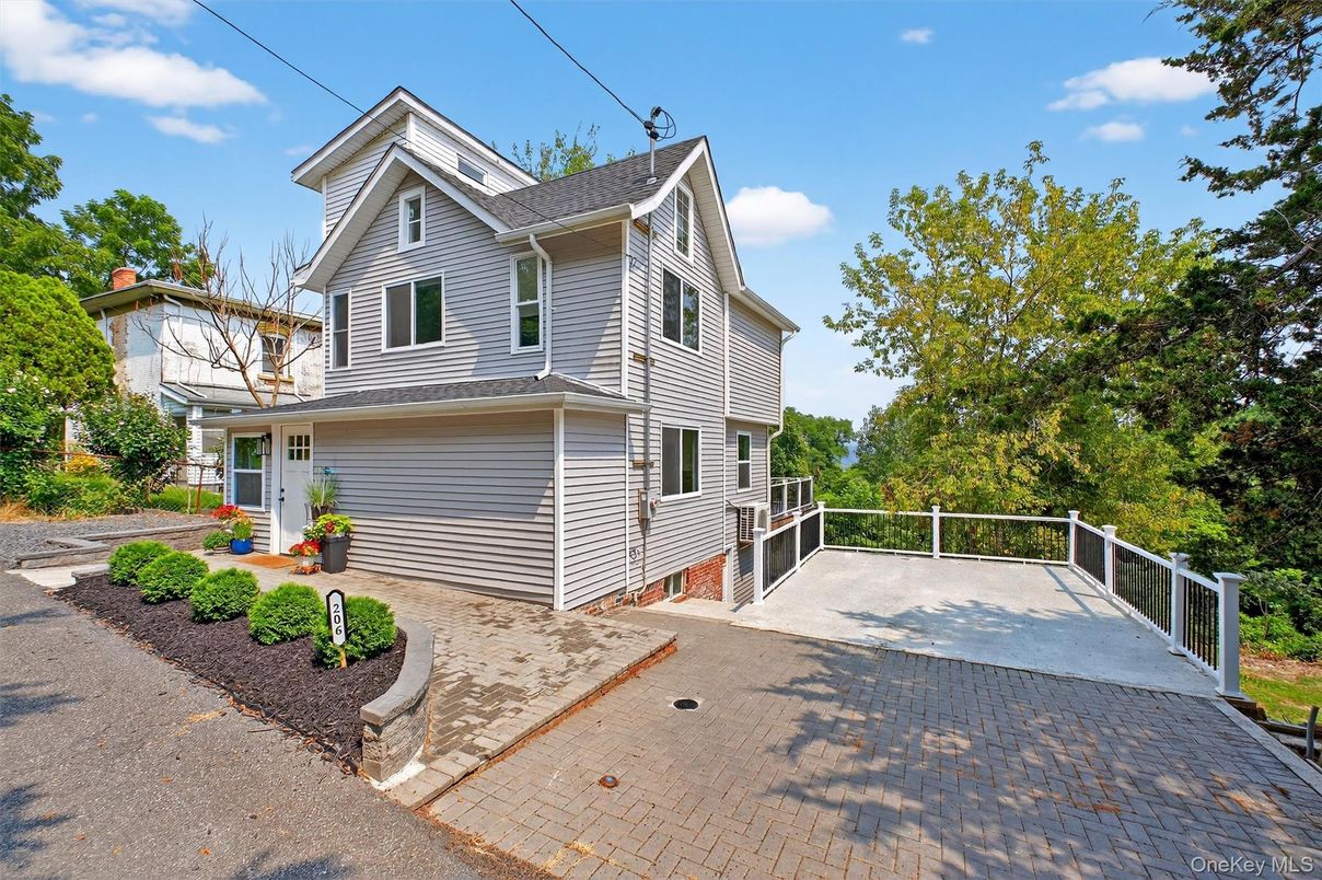 Attached, Exterior, Facade, Queen Anne Victorian