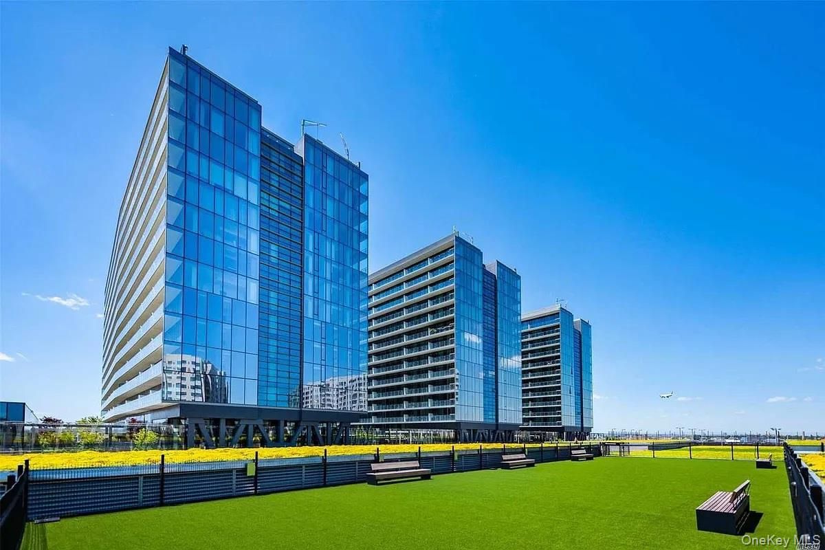 Backyard, Exterior, Facade, Highrise