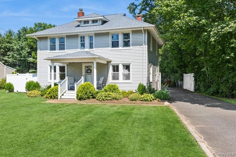 Exterior, Facade, American Foursquare