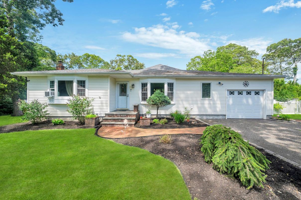Attached, Exterior, Facade, Ranch