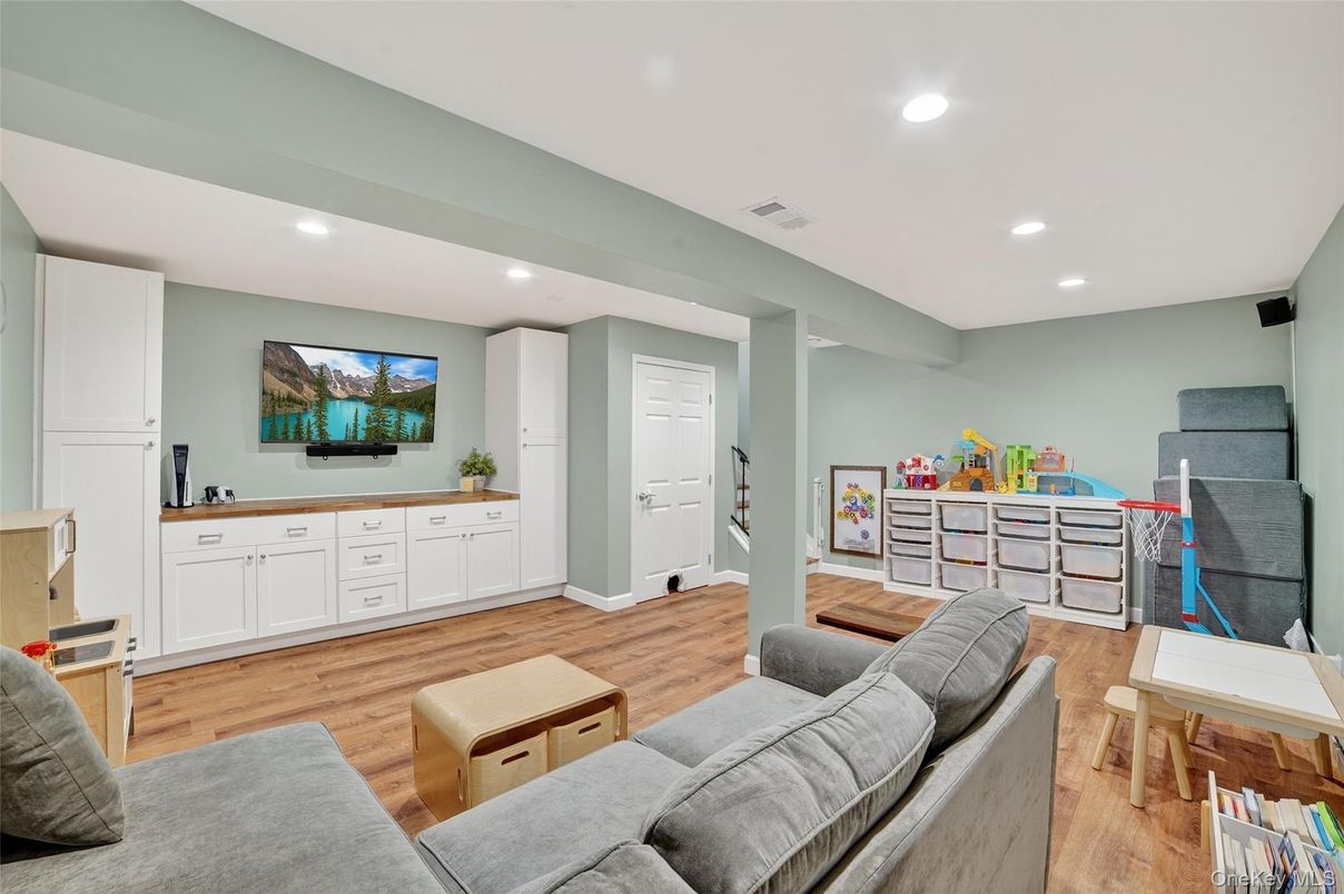 Interior, Living room, Recessed Lighting, Wood Texture Flooring