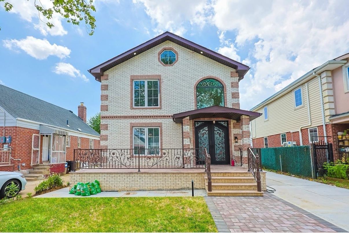 Exterior, Facade, Brick Facade, Queen Anne Victorian