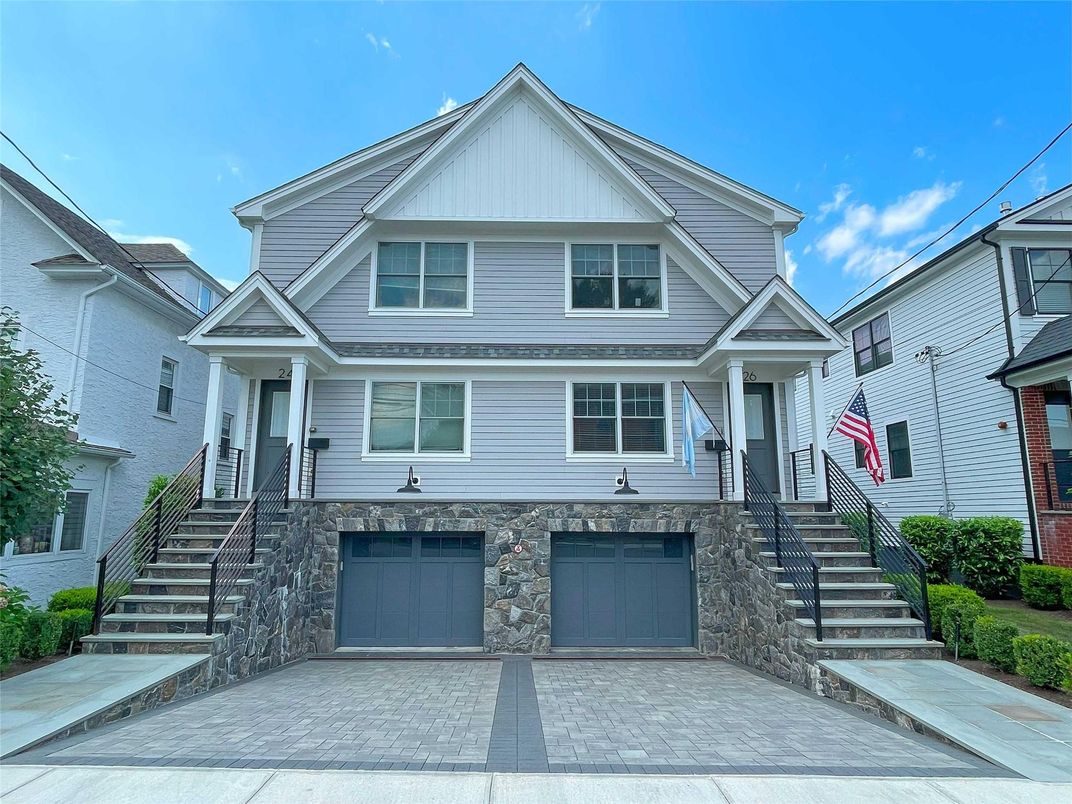 Attached, Exterior, Facade, Queen Anne Victorian